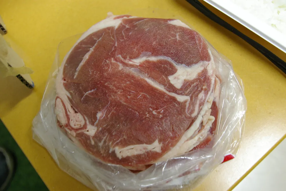 Viande d'agneau en tranches dégelée dans son sachet